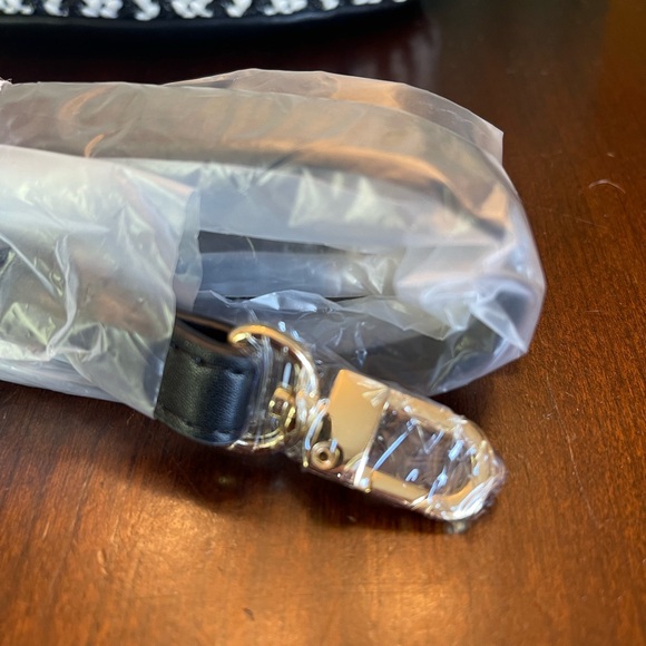 NWOT Gianni Bini Black & White Woven Handbag
Handled Tote/ Shoulder Strap - Picture 9 of 9